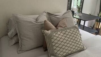 1 soverom, skrivebord, strykejern/-brett og wi-fi (inkludert)