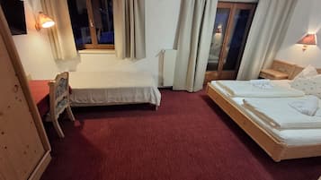 Tripla Comfort, balcone, vista montagna | Biancheria da letto ipoallergenica, una scrivania, postazione laptop