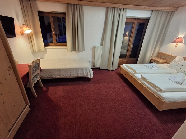 Comfort-værelse til 3 personer - balkon - bjergudsigt | Allergivenligt sengetøj, skrivebord, arbejdsområde til bærbare computere