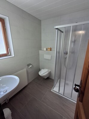 Chambre familiale, vue sur la montagne | Salle de bain | Douche, articles de toilette (gratuits), séchoir à cheveux