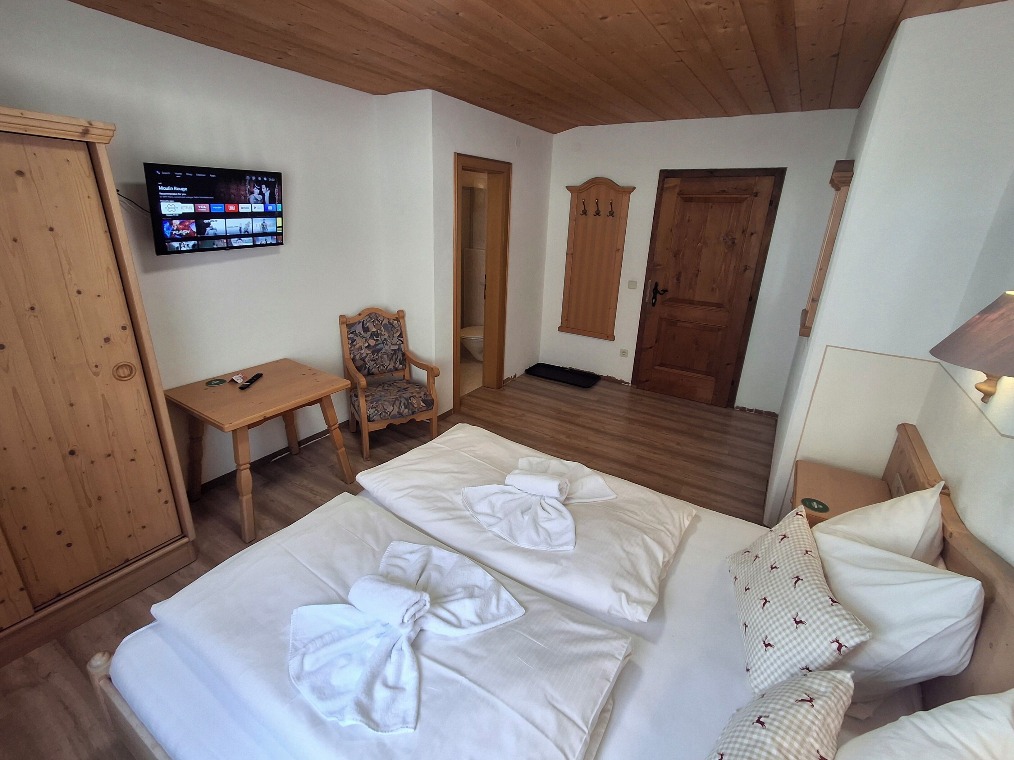 Comfort-Doppelzimmer, Bergblick | Allergikerbettwaren, Schreibtisch, laptopgeeigneter Arbeitsplatz