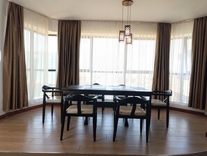 舒适公寓, 城市景观 | 客房内用餐