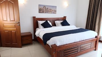 Cofres nos quartos, cortinas blackout, ferros/tábuas de passar roupa