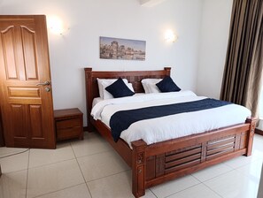 Zimmersafe, Verdunkelungsvorhänge, Bügeleisen/Bügelbrett