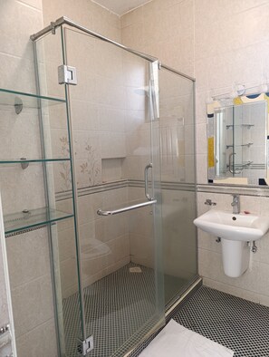 Comfort-Apartment, Stadtblick | Badezimmer