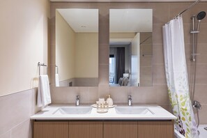 Combined shower/tub