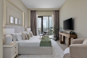 Leilighet – deluxe, kanalutsikt | Safe på rommet, blendingsgardiner og strykejern/-brett