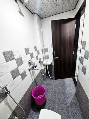 Family Room | Bathroom | Shower, towels, soap, shampoo - Shree Kalyan Palace (Danta Ramgarh)