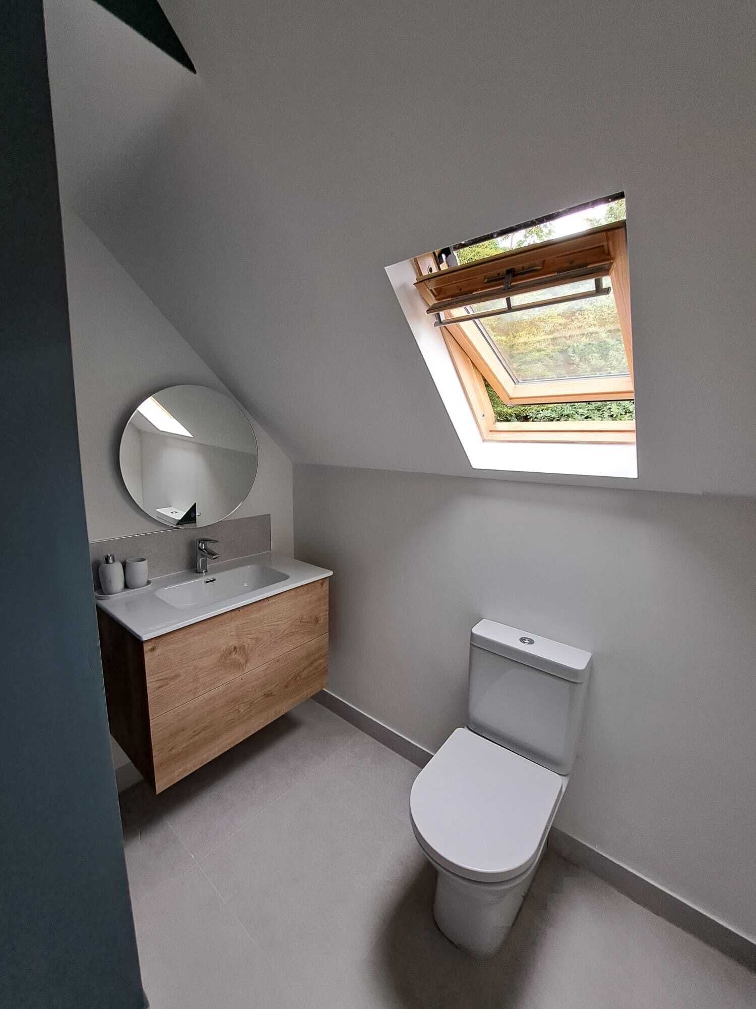 Sèche-cheveux, serviettes fournies, savon, papier toilette