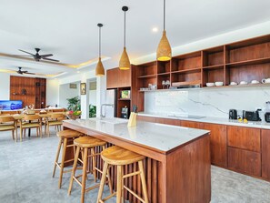 Réfrigérateur, micro-ondes, plaque de cuisson, lave-vaisselle