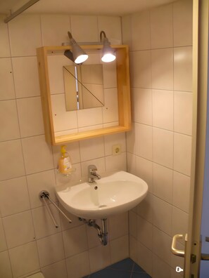 Douche, sèche-cheveux, serviettes fournies