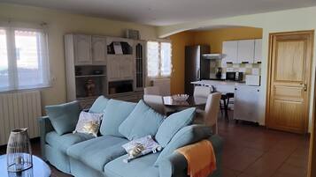 Televisie, een tafeltennistafel, boeken en een muziekbibliotheek