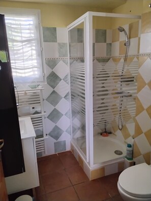 Douche, baignoire à remous, séchoir à cheveux, serviettes fournies