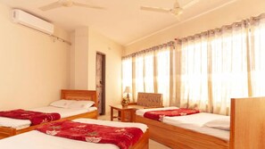 Standard Quadruple Room | Free WiFi - Hotel Sikder Residential (Dhaka)
