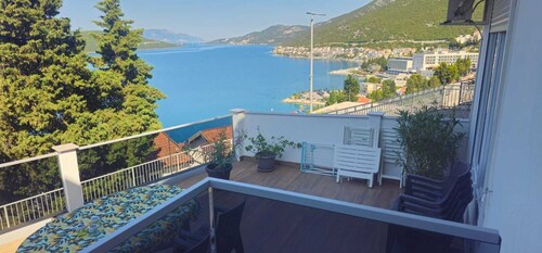 3 Bedroom apartment with seaview upto 9 persons.