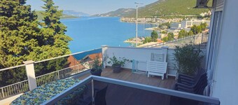 3 Bedroom apartment with seaview upto 9 persons.