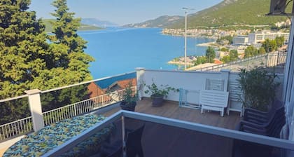 3 Bedroom apartment with seaview upto 9 persons.