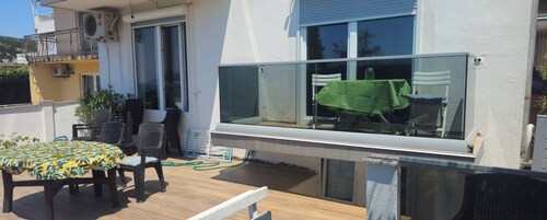 3 Bedroom apartment with seaview upto 9 persons.