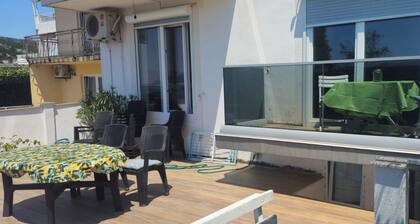 3 Bedroom apartment with seaview upto 9 persons.