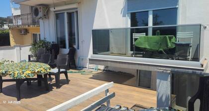 3 Bedroom apartment with seaview upto 9 persons.