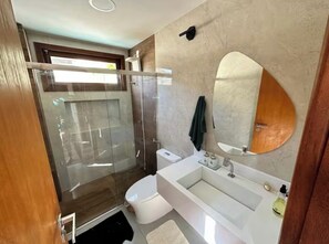 Douche, sèche-cheveux, serviettes fournies, papier toilette