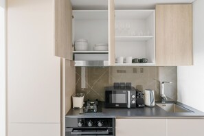 Kjøleskap, mikrobølgeovn, ovn og kokeplater