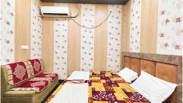 Deluxe Double Room, Air conditioning | Hypo-allergenic bedding, desk, soundproofing, free WiFi