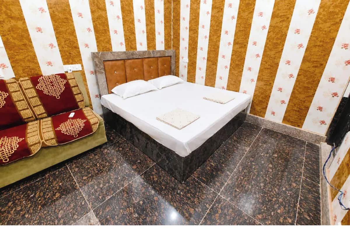 Hypo-allergenic bedding, desk, soundproofing, free WiFi