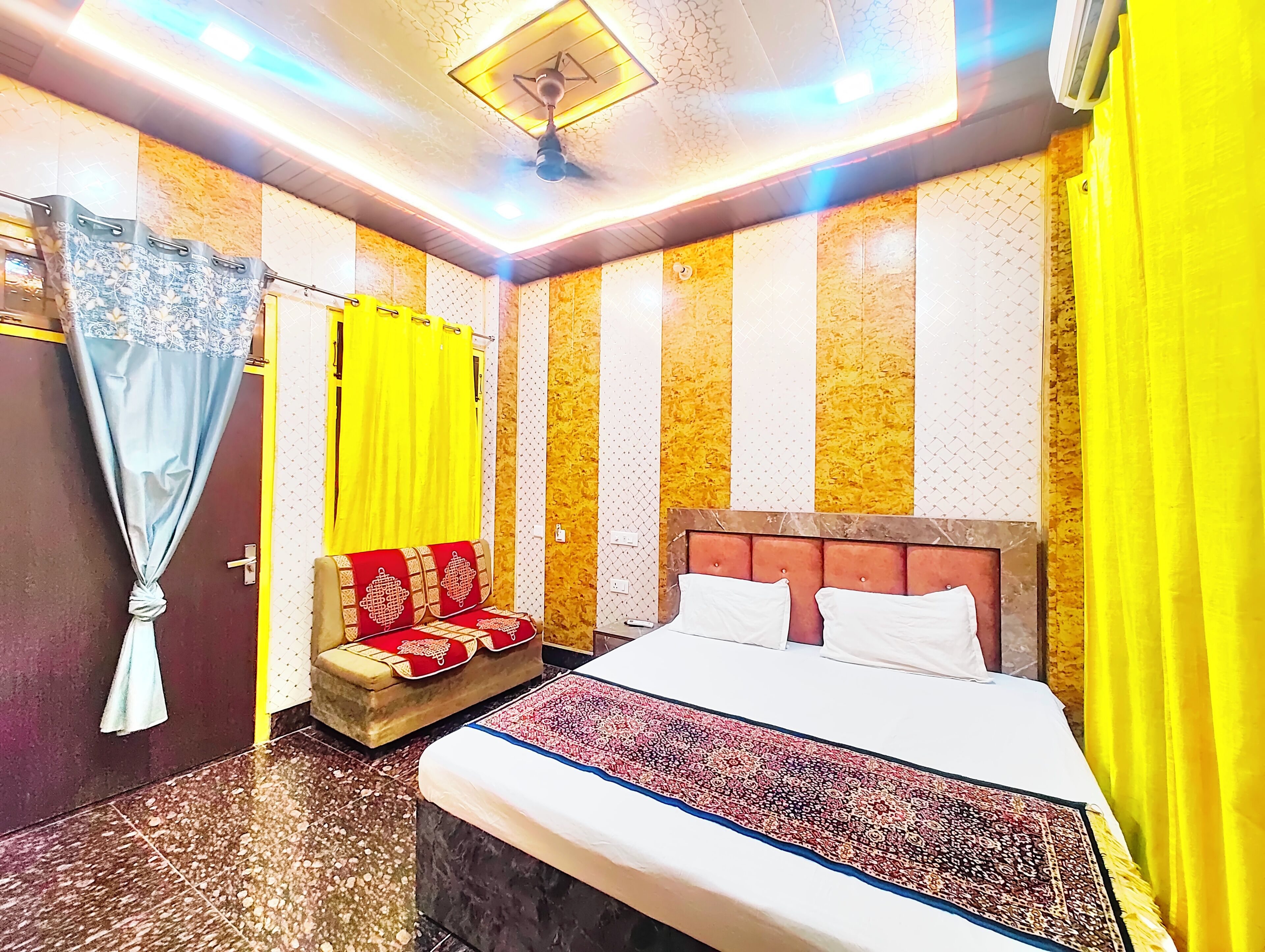 Hypo-allergenic bedding, desk, free WiFi