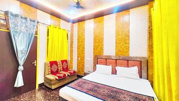 Hypo-allergenic bedding, desk, free WiFi