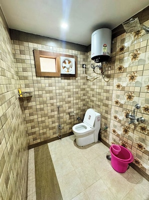 Deluxe Double Room, City View | Bathroom