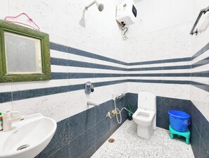 Douche, douche à « effet pluie », bidet, serviettes fournies
