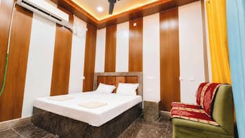 Deluxe Double Room, Air conditioning | Hypo-allergenic bedding, desk, soundproofing, free WiFi