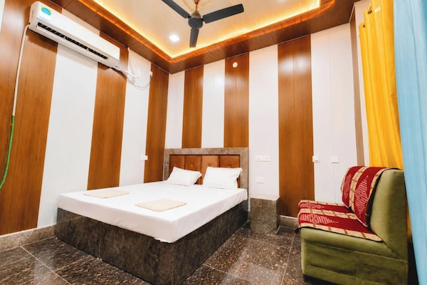 Deluxe Double Room, Air conditioning | Hypo-allergenic bedding, desk, soundproofing, free WiFi
