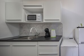 Family Apartment, 1 Bedroom (Vikys Place 1) | Private kitchen | Fridge, microwave, stovetop, dishwasher