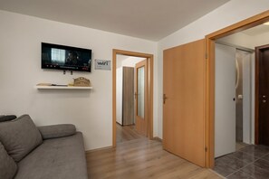 家庭公寓, 多間臥室 (Viky's Place 1) | 客廳 | 智能電視