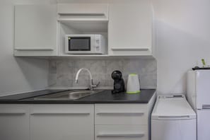Family Apartment, 1 Bedroom (Vikys Place 1) | Private kitchen | Fridge, microwave, stovetop, dishwasher
