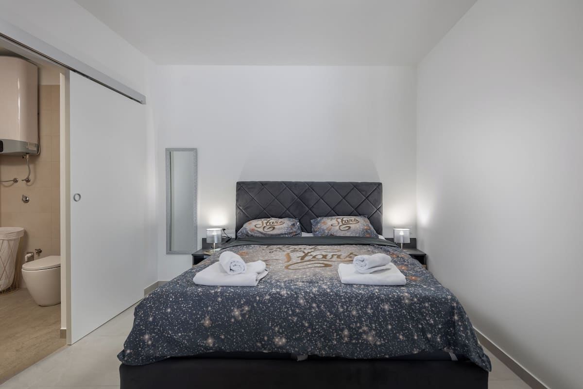 Family Studio (Vikys Place 2) | 1 bedroom, iron/ironing board, free WiFi, bed sheets