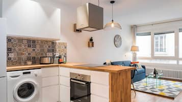 Een koelkast, een oven, een kookplaat, een vaatwasser