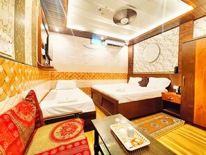 Deluxe trippelrum - utsikt mot staden | Allergitestade sängkläder, skrivbord, gratis wi-fi och sängkläder