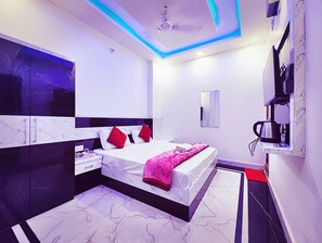 Premium Double Room, Air conditioning | Hypo-allergenic bedding, desk, free WiFi, bed sheets - Hotel Hanuman Palace Ayodhya (Ayodhya)