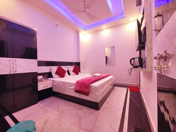 Premium Double Room, Air conditioning | Hypo-allergenic bedding, desk, free WiFi, bed sheets - Hotel Hanuman Palace Ayodhya (Ayodhya)