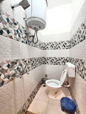 Deluxe Double Room, Air conditioning | Bathroom | Towels