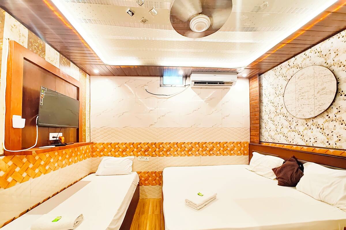 Deluxe driepersoonskamer, uitzicht op de stad | Hypoallergeen beddengoed, een bureau, gratis wifi, beddengoed