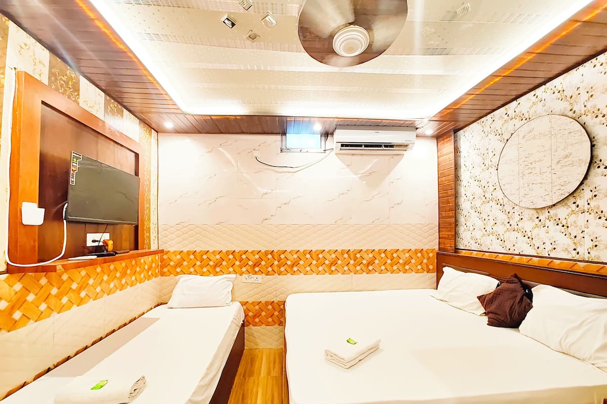 Deluxe Triple Room, City View | Hypo-allergenic bedding, desk, free WiFi, bed sheets
