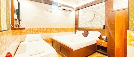 Hypo-allergenic bedding, desk, free WiFi, bed sheets