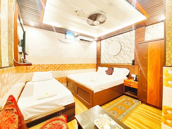 Deluxe Triple Room, City View | Hypo-allergenic bedding, desk, free WiFi, bed sheets