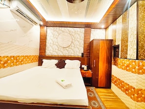 Free WiFi, bed sheets