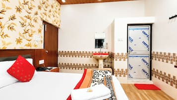 Premium Double Room, Air conditioning | Hypo-allergenic bedding available, desk, WiFi (free), bed sheets
