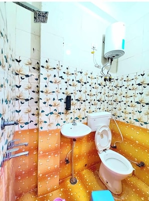 Habitación triple Deluxe, vistas a la ciudad | Baño | Toallas